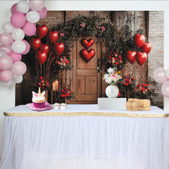 Lofaris Romantischer Valentinstag-Hintergrund mit roten Herzballons, Blumen und rustikaler Holztür, für Paare
