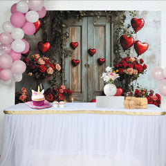 Lofaris Eleganter Valentinstagshintergrund mit roten Rosen und Herzballons, rustikaler Holztür und Kerzenlicht für romantische Feiern