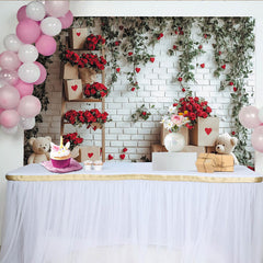 Lofaris Romantischer Valentinstag Hintergrund mit roten Rosen und Herzen, Teddybären und Efeu an weißer Ziegelwand für Fotoshootings