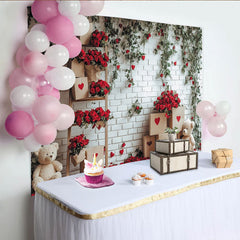 Lofaris Romantischer Valentinstag Hintergrund mit roten Rosen und Herzen, Teddybären und Efeu an weißer Ziegelwand für Fotoshootings