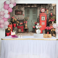 Lofaris Romantischer Vintage-Straßen-Fotohintergrund mit LOVE-Schild, alter Tankstelle und bunten Blumen