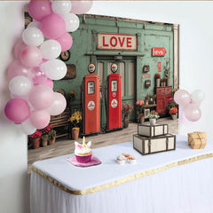 Lofaris Rustikaler Vintage-Liebes-Hintergrund mit roten Zapfsäulen, Blumen und abgenutzter Wand für Fotostudio
