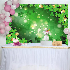 Lofaris Grüner St. Patrick's Day Hintergrund mit Kleeblättern, Goldmünzen und Bokeh-Lichtern für festliche Partydekoration