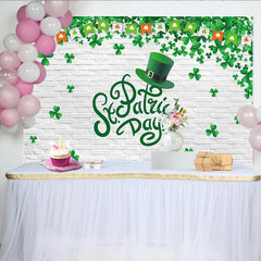 Lofaris St. Patrick's Day Hintergrund mit grünem Zylinder und Kleeblatt-Girlande, festliche Wanddekoration für Party