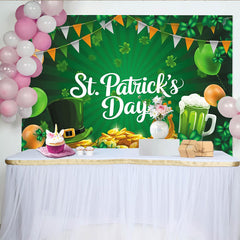 Lofaris Grüner Kleeblatt Koboldhut Goldschatz St. Patrick's Day Hintergrund, mit grünem Bier und Ballons für irische Party