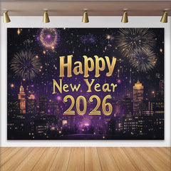 Lofaris Lila-goldener funkelnder Neujahrshintergrund mit Happy New Year 2026 Text, Feuerwerk und Stadtbild für Silvesterparty