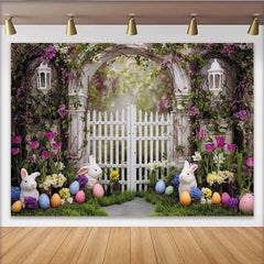 Lofaris Frühlingshafter Osterhintergrund mit Hasen und bunten Eiern, weißer Zaun, Blumen und Bogen als frühlingshafte Fotokulisse