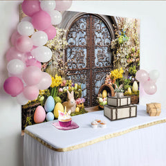 Lofaris Eleganter Osterhintergrund mit Bogen Tür Frühlingsblumen und Hasen, pastellfarbene Ostereier Kulisse für festliche Frühlingsfotos