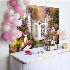 Lofaris Osterfotohintergrund mit weißem Zaun und bunten Ostereiern, lila Blumen, gelbe Narzissen, ideale Kulisse für Frühlingsfotos