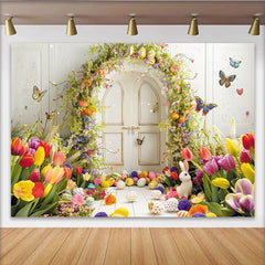 Lofaris Frühlingshafter Osterhintergrund mit Blumenbogen weißer Tür bunten Ostereiern und Schmetterlingen für Fotos