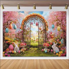 Lofaris Frühlings-Osterhintergrund mit rosa Kirschblüten und bunten Eiern, weiße Hasen blühender Garten für festliche Fotokulisse