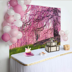 Lofaris Rosa Frühlingsbaum Fotohintergrund mit zarten Blüten und grünem Gras, wunderschönes Hintergrundbild für Porträt und Frühlingsfotos