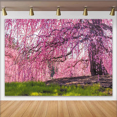 Lofaris Rosa Frühlingsbaum Fotohintergrund mit zarten Blüten und grünem Gras, wunderschönes Hintergrundbild für Porträt und Frühlingsfotos