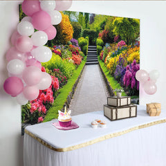 Lofaris Üppiger Gartenlandschaft Hintergrund mit bunten Blumen und Weg, ideale Kulisse für professionelle Naturfotografie und Porträts