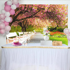 Lofaris Idyllischer Kirschblütenpark Hintergrund mit rosa Blüten und weißen Bänken, lebendige Fotowand für Gartenparty Dekoration