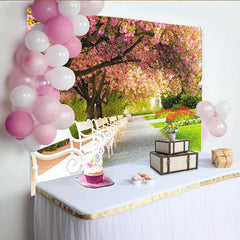 Lofaris Idyllischer Kirschblütenpark Hintergrund mit rosa Blüten und weißen Bänken, lebendige Fotowand für Gartenparty Dekoration