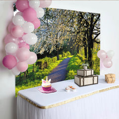 Lofaris Blühender Frühlingslandschaft Hintergrund mit Bäumen und Weg, natürliche Fotokulisse für professionelle Fotoshootings