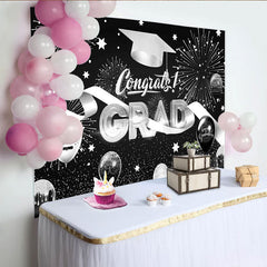 Lofaris Eleganter Schwarz-Weiß Abschlussfeierhintergrund mit Feuerwerk und Ballons, luxuriöse Fotokulisse für unvergessliche Feiern