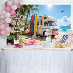 Lofaris Lebhafter Sommerstrand-Fotohintergrund mit Wohnmobil und Surfbrettern, pinke Flamingos und Palmen, ideale Kulisse für Sommerfotos