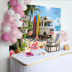 Lofaris Lebhafter Sommerstrand-Fotohintergrund mit Wohnmobil und Surfbrettern, pinke Flamingos und Palmen, ideale Kulisse für Sommerfotos