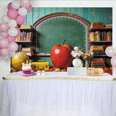 Lofaris Vintage Klassenzimmerhintergrund mit Tafel Büchern und Äpfeln, rustikale Holz Fotokulisse für Schulfotografie und Lernumgebung
