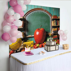 Lofaris Vintage Klassenzimmerhintergrund mit Tafel Büchern und Äpfeln, rustikale Holz Fotokulisse für Schulfotografie und Lernumgebung