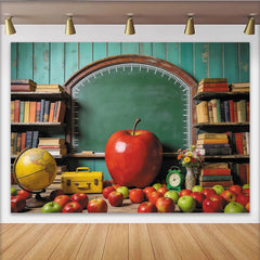 Lofaris Vintage Klassenzimmerhintergrund mit Tafel Büchern und Äpfeln, rustikale Holz Fotokulisse für Schulfotografie und Lernumgebung