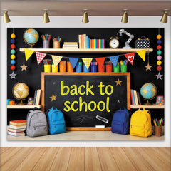 Lofaris Bunter Schulanfangshintergrund für Einschulung mit Tafel und Rucksäcken, fröhliche Klassenzimmer-Kulisse für Fotoshootings und Feiern