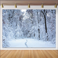 Lofaris Verschneiter Winterwald-Hintergrund mit tiefem Schnee und Bäumen, natürliche Fotokulisse für professionelle Fotografie