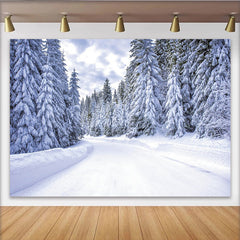 Lofaris Verschneiter Winterwaldhintergrund mit Tannenbäumen, idyllische Fotokulisse für Fotoshootings und Winterdeko