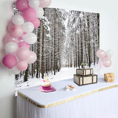 Lofaris Verschneiter Winterwaldhintergrund mit hohen Bäumen und idyllischem Waldweg, ideale Fotokulisse für Winterporträts und Fotoshootings