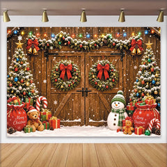 Lofaris Rustikaler Weihnachts-Hintergrund mit Scheunentüren Schnee und Weihnachtsbäumen, gemütliche Fotokulisse für Winterparty Dekoration