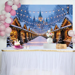 Lofaris Verschneiter Weihnachtsmarkthintergrund mit Schloss und Lichterketten, festliche Winterkulisse für Weihnachtsfotografie