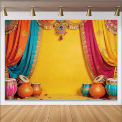 Lofaris Leuchtender Indischer Festhintergrund mit bunten Vorhängen und Trommeln, elegante Bollywood Party Kulisse für Fotostudio Dekoration