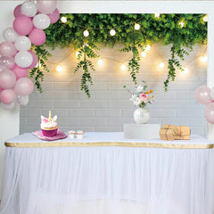 Lofaris Grüner Pflanzen-Lichterketten-Hintergrund mit weißer Ziegelwand, frische und gemütliche Kulisse für Fotoshooting und Eventdekoration