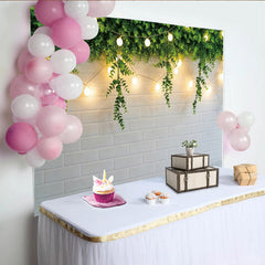 Lofaris Grüner Pflanzen-Lichterketten-Hintergrund mit weißer Ziegelwand, frische und gemütliche Kulisse für Fotoshooting und Eventdekoration
