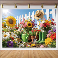 Lofaris Bunter Frühlingsgartenhintergrund mit weißem Zaun und Sonnenblumen, idyllische Fotokulisse für Fotoshooting und Eventdekoration