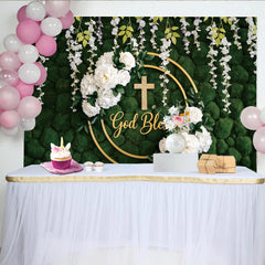 Lofaris Grüner Mooswand Taufe Hintergrund mit goldenem Kreuz, weißen Rosen und elegantem Fotohintergrund für Baby Tauffeier