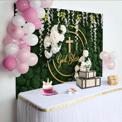 Lofaris Grüner Mooswand Taufe Hintergrund mit goldenem Kreuz, weißen Rosen und elegantem Fotohintergrund für Baby Tauffeier