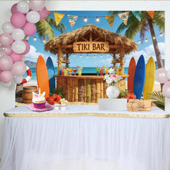 Lofaris Tiki-Bar-Strandhintergrund mit Palmen und Surfbrettern, farbenfrohe Kulisse für Sommerparty und professionelle Fotografie
