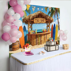 Lofaris Tiki-Bar-Strandhintergrund mit Palmen und Surfbrettern, farbenfrohe Kulisse für Sommerparty und professionelle Fotografie