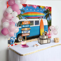 Lofaris Blauer VW Bus Sommerstrand Fotohintergrund mit Regenbogen Surfbrett, perfekte Kulisse für Urlaubsfotos und sommerliche Strandpartys