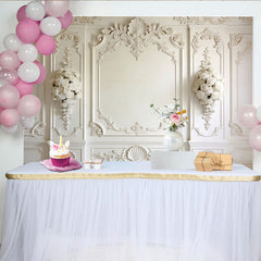 Lofaris Eleganter weißer Fotohintergrund mit Stuckverzierungen und Rosen, luxuriöse Kulisse für Hochzeiten und professionelle Fotoshootings