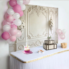 Lofaris Eleganter weißer Fotohintergrund mit Stuckverzierungen und Rosen, luxuriöse Kulisse für Hochzeiten und professionelle Fotoshootings