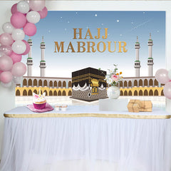Lofaris Goldener Hadsch Hintergrund mit Kaaba und Moscheen, festliche Kulisse für islamische Feiern und spirituelle Fotografie