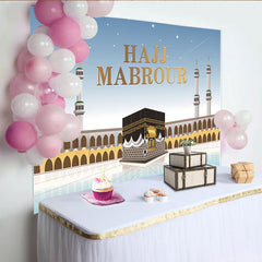 Lofaris Goldener Hadsch Hintergrund mit Kaaba und Moscheen, festliche Kulisse für islamische Feiern und spirituelle Fotografie