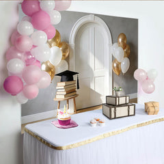 Lofaris Goldener Abschlussfeier Hintergrund mit Luftballons und Abschlusskappe, moderne Fotowand für Absolventen und Feierlichkeiten