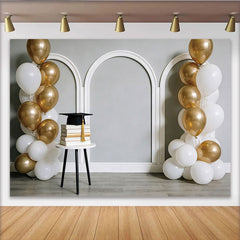 Lofaris Gold Weiß Abschlussfeierhintergrund mit Ballons und Doktorhut, elegante Fotokulisse für Graduierungsfeier und Fotoshooting