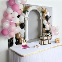 Lofaris Schwarz-goldener Abschlussfeierhintergrund mit Bogen und Luftballons, stilvolle Kulisse für Fotostudio und Zeremonie