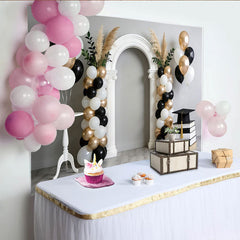Lofaris Schwarz Gold Weiß Abschlussfeier-Hintergrund mit Bögen und Ballons, elegante Fotokulisse für unvergessliche Abschlussfotos